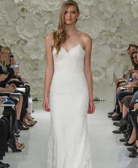 点击大图看下一张：欧美风婚纱发型设计三：波西米亚风格的垂地长裙，将头发如瀑布一般自然披到一边。
