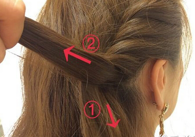 点击大图看下一张：1、先简单梳理长卷发，再从取出右侧的头发分成两部分，扭转成发辫并不断并入下方的头发，如图。