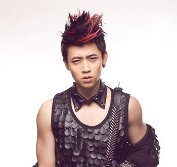 点击大图看下一张：韩式男生卷发发型设计七：挑染的发丝微翘，显得个性十足，整体造型十分的时尚。