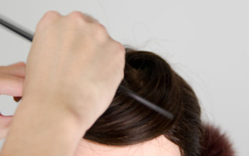 点击大图看下一张：步骤五：把头发梳成一个弧度。