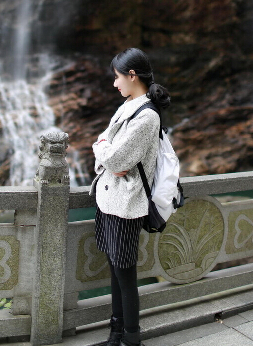 点击大图看下一张：简单的抓起两侧和后面的发丝，扎成低马尾，有点蓬蓬的，一个浅浅的笑容就能尽显女人味哦！