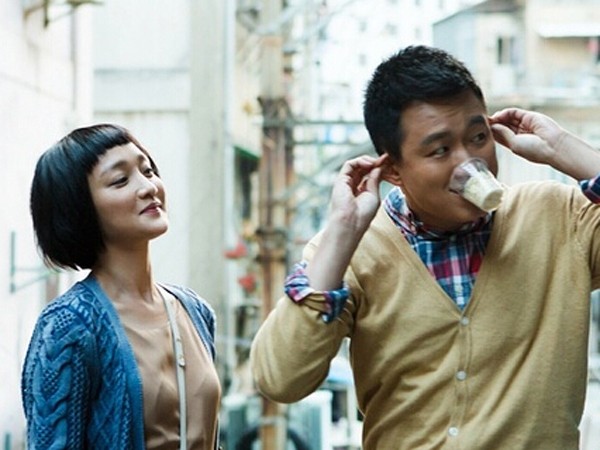 点击大图看下一张：爱情是可以让人成长的，坠入爱河的佟大为，一头清爽的短发，精简又干练，口咬一次性杯子，两手揪着耳朵，是不是很滑稽可爱啊。