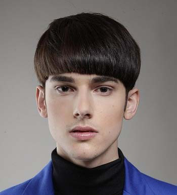 点击大图看下一张：男士齐刘海发型一：锅盖头的发型设计，发丝自然柔顺，是一款简单帅气的男生齐刘海发型。