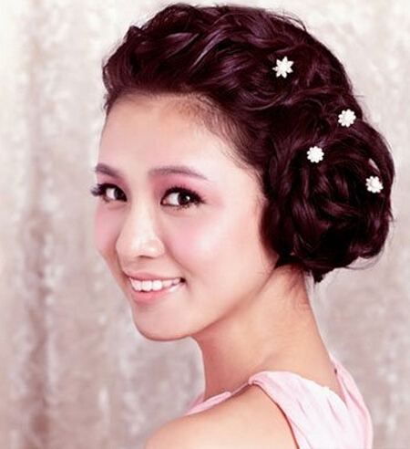 点击大图看下一张：这款韩式新娘盘发，耳际位置上的花苞盘发造型优雅甜美，最主要的是自己动手就可以搞定哦，喜欢的亲不妨动手试试！