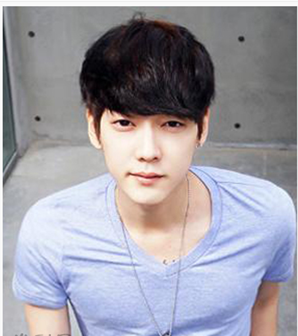 点击大图看下一张:时尚的韩式男生短发烫发,而发丝保持着自然深色系,给人一种健康阳光的感觉,而斜刘海也修饰了长脸,瞬间让脸蛋变小,且发丝蓬松,增加立体感,显得大方绅士。