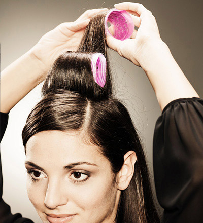 点击大图看下一张：step3：再拿出卷发器将脑后的头发烫出卷度。