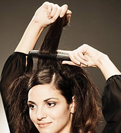 点击大图看下一张：step4：取出烫卷后的发束，用密齿梳打毛。