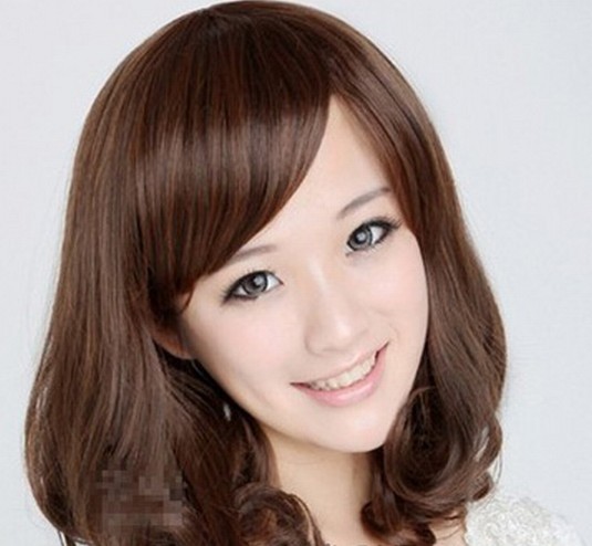 点击大图看下一张：说到气质感，而这款中长的波波头发型就能给你呈现出淑女感觉，微斜的刘海露出光洁的脸蛋，完美修颜脸型，而两侧蓬松十足的内扣发尾，活泼俏皮中又不失甜美淑女的气质哦！