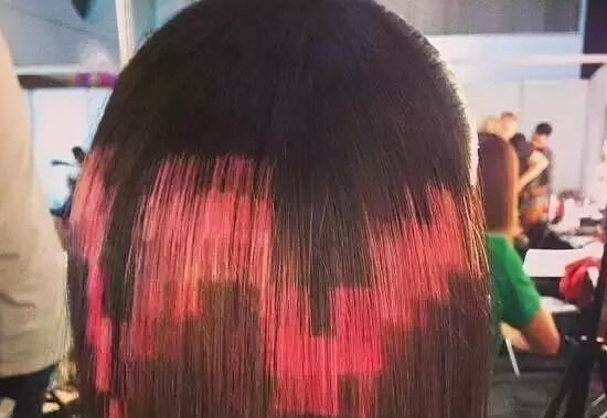 点击大图看下一张：马德里的X-Presion沙龙发明了一种“像素染发(pixelated hair)”，就像在头发上打了彩色的马赛克一样。
