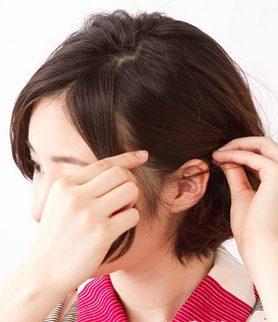 点击大图看下一张：step3：取出耳朵附近的头发别在耳后。