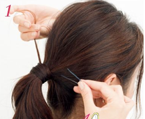 点击大图看下一张：步骤一：在头部较低的位置扎起马尾，可用头发代替橡皮筋。