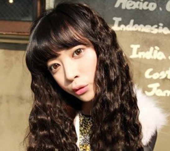 点击大图看下一张：有着淑女气味的韩式长款蛋卷头发型，很顺排列的小卷发，正是蛋卷头最特点之一，轻薄的微斜刘海凸显大眼，打造小可爱活泼女生。