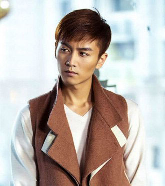 点击大图看下一张：新杨过陈晓最新写真发型，以简洁的层次感短发现身，别致设计的冬装，简洁修剪的男生斜刘海直发，棕色染发，凸显出暖男的清新气息。