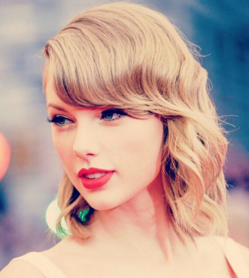 点击大图看下一张：Taylor Swift非常迷人的齐肩卷发，弧度的刘海，卷曲从眉毛位置开始，配合着欧美人独有的金色头发，优雅又迷人，女人味十足。