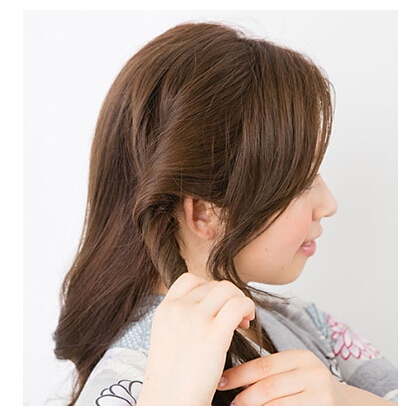 点击大图看下一张：step2：取出右侧耳朵附近的头发扭转成发辫。