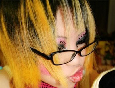 点击大图看下一张：黑黄相间的染发色搭配个性的妆容，很有摇滚嘻哈风。想要变身摇滚女郎的MM，可以试一试。