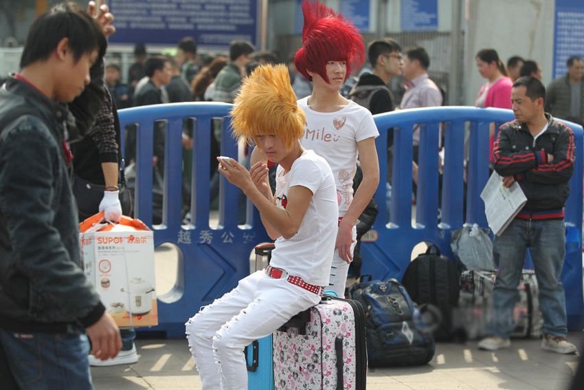 点击大图看下一张：2月13日17时许，广州火车站已进入春运最高峰。人山人海，摩肩接踵。人群中，两位梳着杀马特发型的男子格外引人注目。