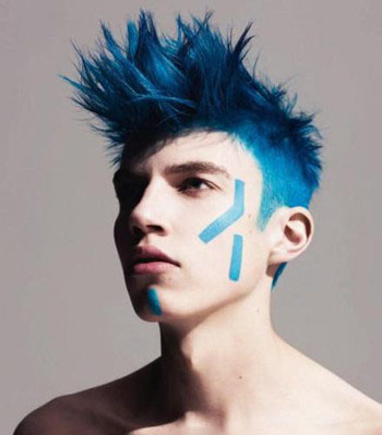 点击大图看下一张：这款沙宣男士发型，独特飞机头造型配合明亮的蓝色染发给人眼前一亮的感觉，很有艺术感的一款沙宣男士发型。