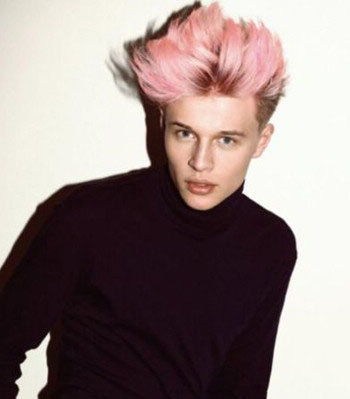 点击大图看下一张：这种粉色系的染发发型应该没有男生会hold住的，但沙宣造型却能将这种粉红的染发与男生的短发相搭营造出一个温柔帅气的男生形象。