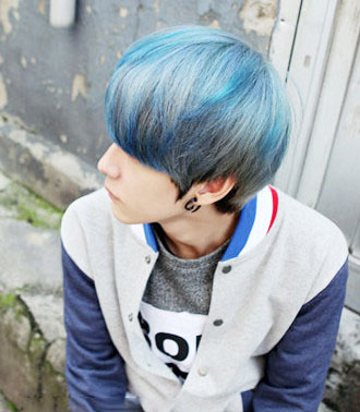 点击大图看下一张：阳光帅气的韩范男生发型，烟灰色的柔顺短发基础上，挑染出几缕蓝发，展现出个性潮男特质。