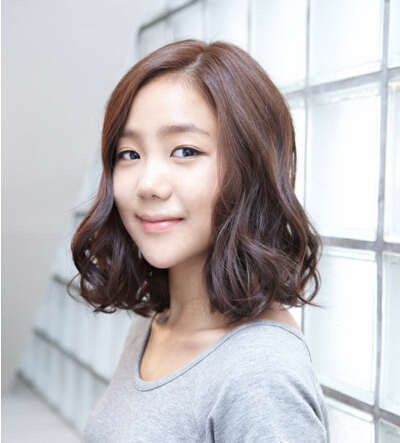 点击大图看下一张：韩式短发烫发发型一：侧分短发甜美迷人，波浪烫发束修饰出完美的脸形轮廓。