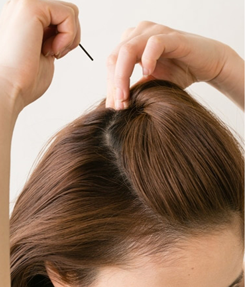 点击大图看下一张：步骤三：取出前额的刘海扭转后用发夹固定在脑后。