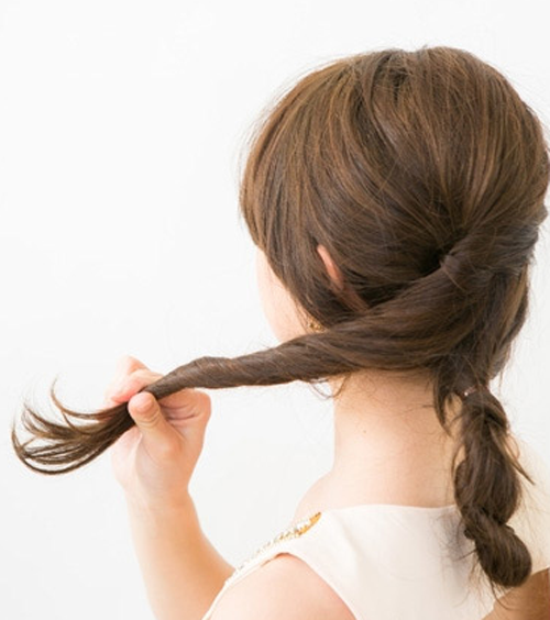 点击大图看下一张：步骤六：将头顶的发辫缠绕下方的发辫并用发夹固定。