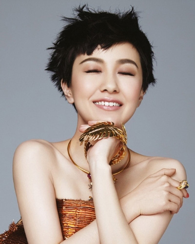 点击大图看下一张：齐耳短发：郭采洁的齐耳短发搭配半额刘海，俏皮可爱感十足，超短的造型，清爽个性。