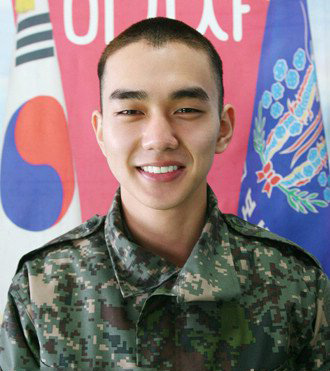 点击大图看下一张：国民弟弟俞承豪穿着迷彩服，秀气的脸上散发出阳光般的笑容，干净的圆寸头发型，尽显率真大男孩范。