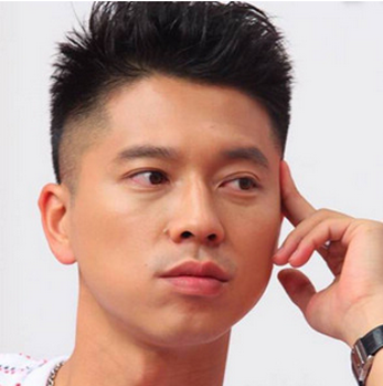 点击大图看下一张:男士鬓角发型设计一:时尚的男士短发发型,超短秃鬓角勾勒出别致的清新范, 头顶的蓬松立体感勾勒出小清新一面来,很有男人味。