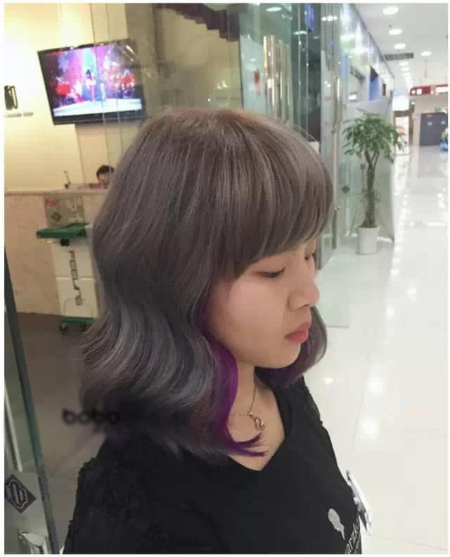 点击大图看下一张:烟灰色头发怎么染好看 女生烟灰色头发图片大全