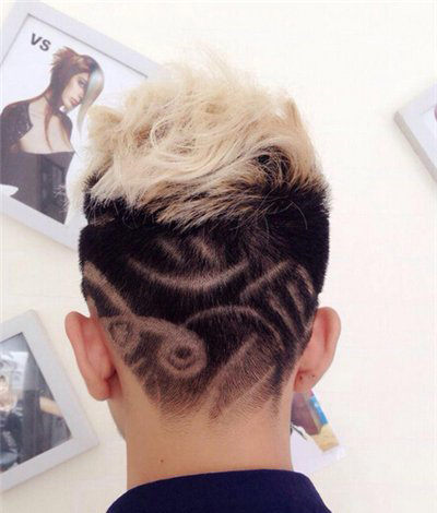 点击大图看下一张：男士发型雕刻图案一：雕刻发型看多了，是不是也想在雕刻的基础上，来一个不一样的染发设计呢，欧美潮男们最爱的金白色的染发，是你最好的选择。