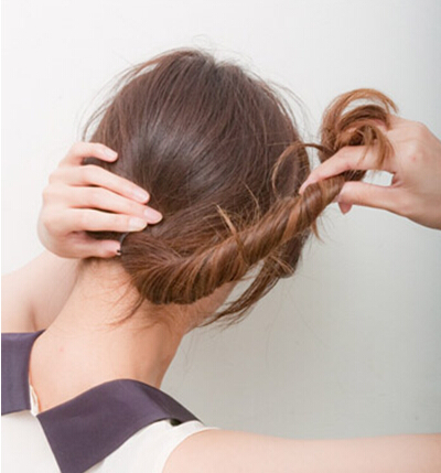 点击大图看下一张：step3：将发尾扭转成发辫。