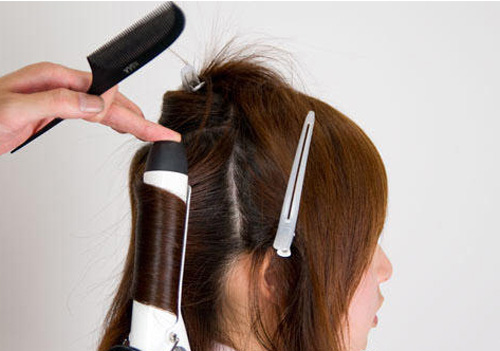 点击大图看下一张：步骤三：把背后的头发弄卷。
