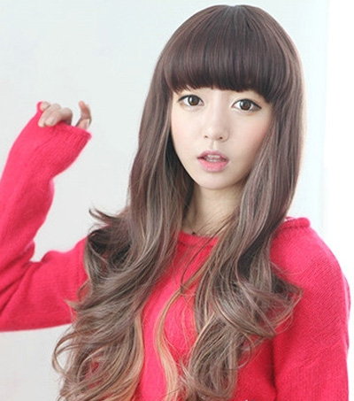 点击大图看下一张：韩式齐刘海发型三：时尚的韩式烫发怎么能少的了一个渐变发色的发型，棕色渐变亚麻色的梨花烫长卷发衬托女生可爱的气质，十分调皮。