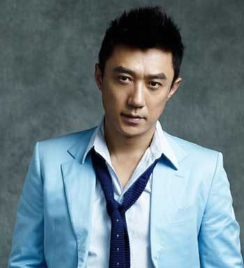 点击大图看下一张：如此帅气又彰显自信的男士短寸发型，也是职场男人们不可或缺的，蓝色西装，领结略显不羁，展清新潇洒的一面。