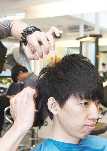 点击大图看下一张：步骤三：两侧头发则用指上剩余的发蜡向下抚平，并视情况适度抓出线条。