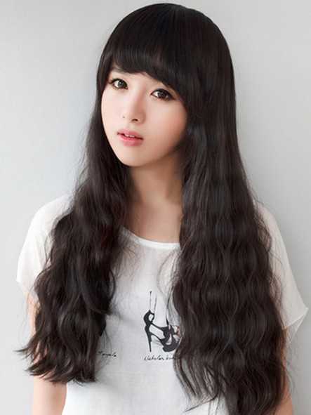 点击大图看下一张：一款韩式齐刘海长玉米烫卷发，前面剪齐的刘海，看上去十分甜美，蓬松的玉米烫卷发丝搭在肩上，修脸又减龄的发型。