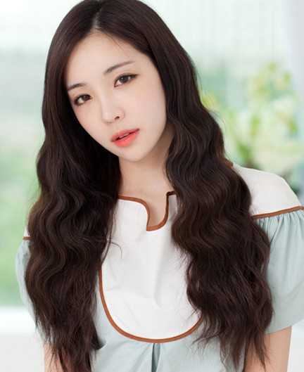 点击大图看下一张：韩式风格，这款中分刘海的玉米烫卷发发型，不仅修脸还很减龄，蓬松的玉米烫卷发分别搭在肩上，超美的。