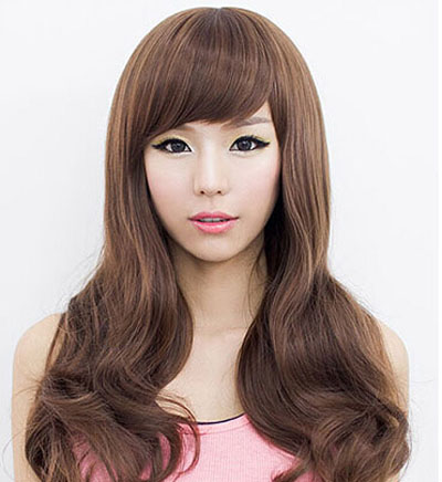点击大图看下一张：韩式刘海五：空气感的斜刘海，将女生的脸型显得更加甜美动人，质感的长发烫发，散发出灵动的气息，很适合长发mm的一款发型哦!