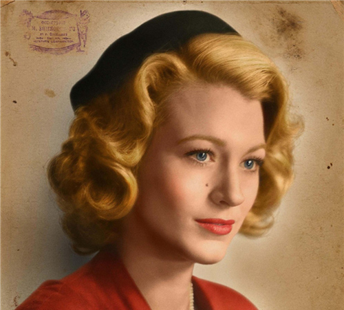 点击大图看下一张：1943年：金色的头发可以让肌肤更显白皙透亮，通过烫发之后进行收卷和固定塑造出独特的造型和及肩的长度，再搭配一定黑色的小礼帽，使得Blake Lively白皙的皮肤和鲜艳的红唇更加动人，这个发型是30年代好莱坞女星非常经典的造型，也是现如今红毯女星的不败发型之一。