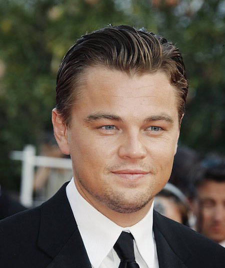 点击大图看下一张：Leonardo DiCaprio：整齐、服帖、顺溜，这款中规中矩的油头适合追求稳重造型的成熟人士。但这款发型对胖瘦以及五官都极为挑剔，如果你的脸型而较大，一脸横肉或是线条松垮还是建议另作打算，刻意尝试只会让你看起来格外老气。