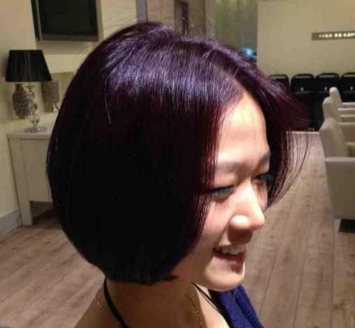 点击大图看下一张：有着御姐范的波波头发型，中分的刘海气质百搭好看，淡淡的紫色染发，在灯光的照耀下，就是那么的个性迷人呀！