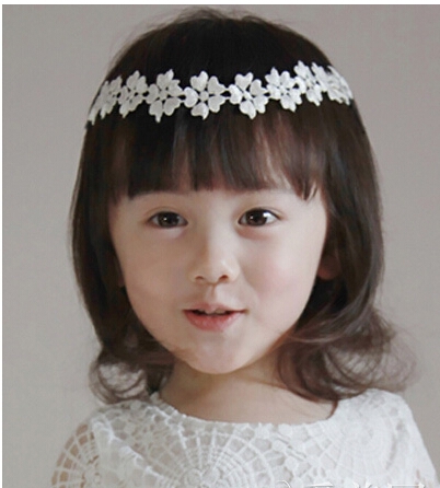 点击大图看下一张：齐刘海最适合如此娇俏的小脸了，齐肩的短发戴上白色的镂空花环与公主裙相映衬，可爱吸睛，萌化人心。