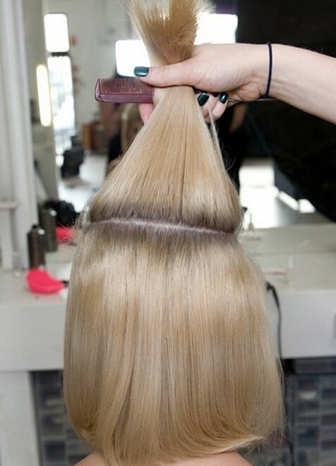 点击大图看下一张：简单的梳理一下波波头短发，用梳子把头顶的头发分出来，如图，再用发夹固定一下。