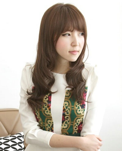 点击大图看下一张：韩式齐刘海长卷发：及眉的齐刘海与鬓角修出小脸庞，与《星星》中刘仁娜的发型相似，这也将成为2014年韩国女生热门发型之一。