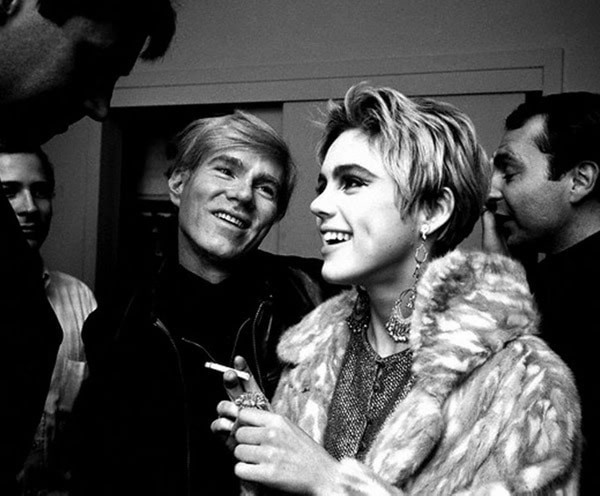 点击大图看下一张：1965年 伊迪·塞奇威克：她是Andy Warhol的缪斯女神，也是Marc Jacobs 2013春夏秀场发型的灵感来源。不计其数的女性倾慕她的工厂女孩造型，模仿她有着长刘海的金色短发，头发里的银色挑染是她自己发明的——用涂鸦颜料喷出来的。