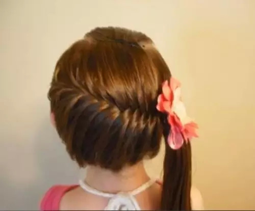 点击大图看下一张:华山论剑般的高难度女童编发。