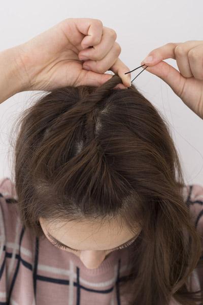 点击大图看下一张：step5：从右侧再拉扯出一束头发缠绕成发辫并固定。