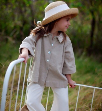 点击大图看下一张：欧美女儿童发型五：自然清新的长发发型，搭配编织帽和宽松的森女系服装，田园清新感尽显。
